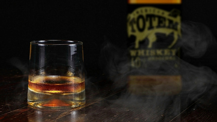 Как выбрать мужской напиток на 23 февраля: виски, ром или коньяк